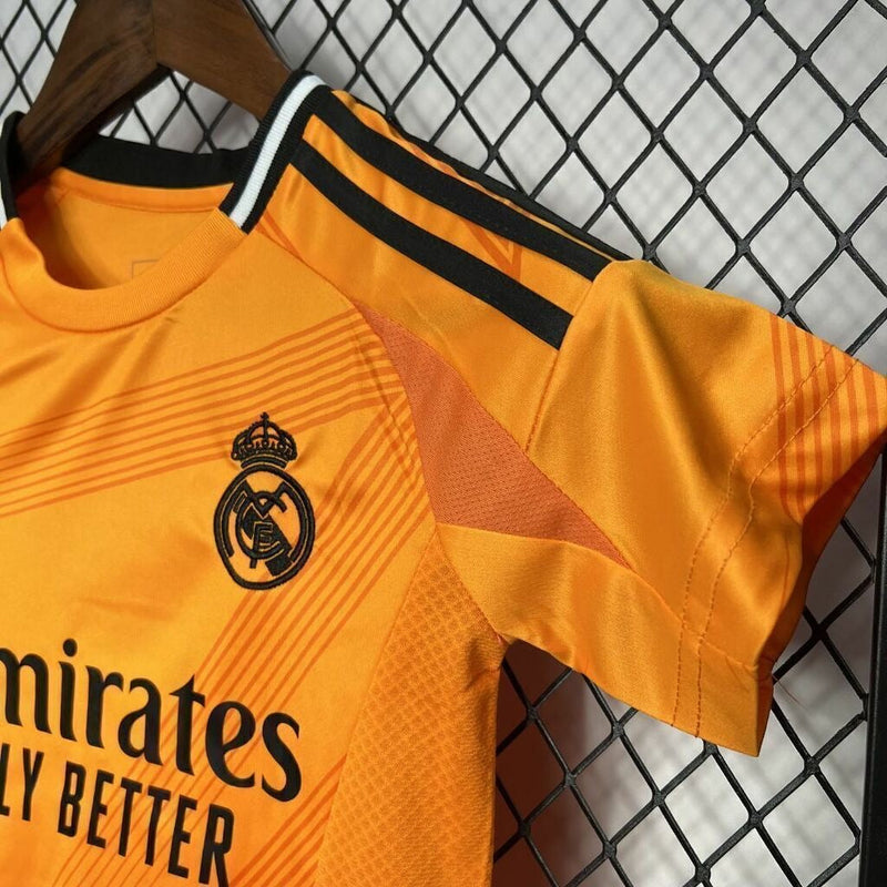 Conjunto Infantil Real Madrid away laranja 2024/25