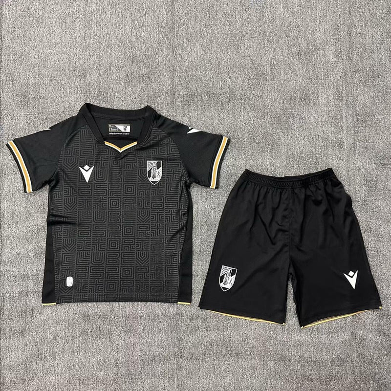 Conjunto infantil Vitória de Guimarães preta 2024/25